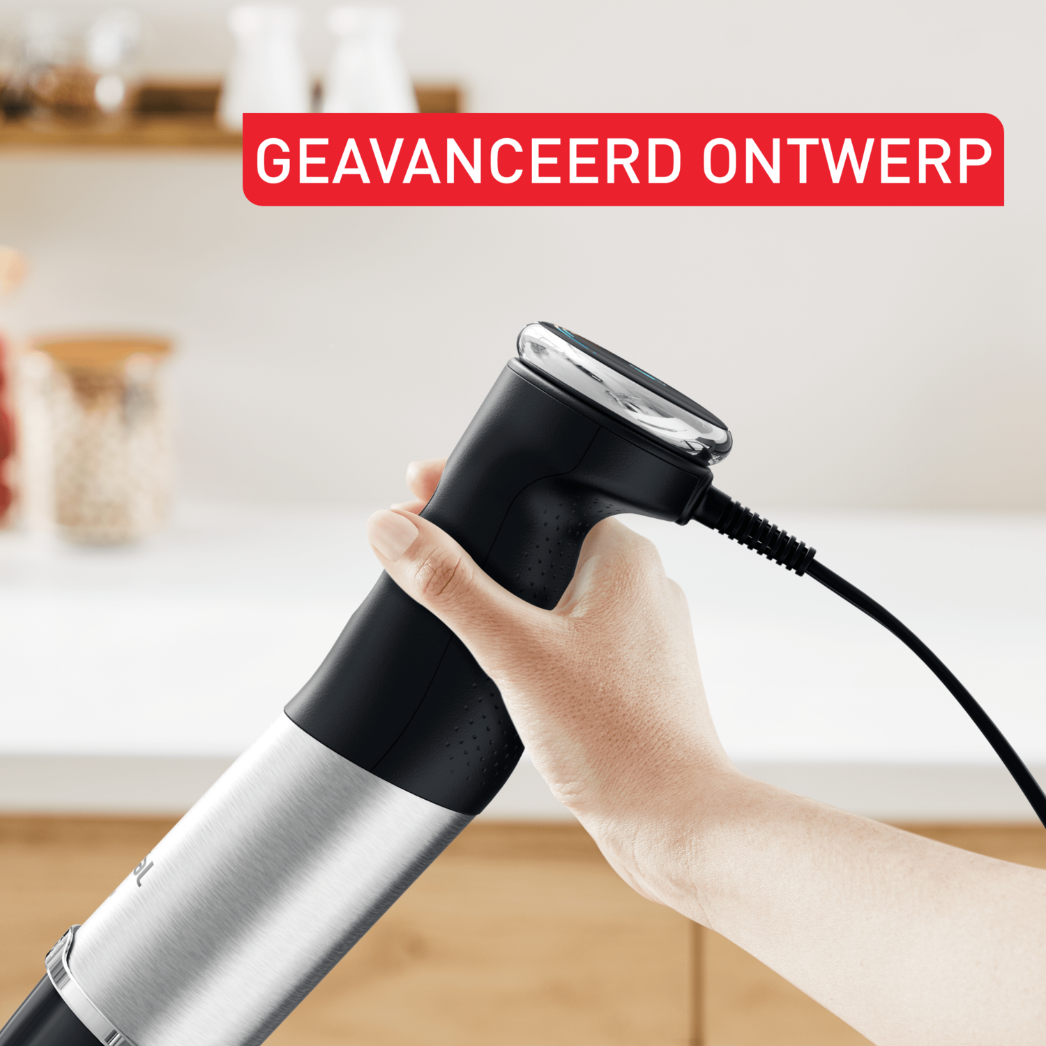 Een hand die een zwarte en zilveren staafmixer vasthoudt met de tekst 'GEAVANCEERD ONTWERP'.