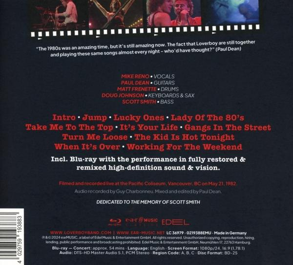 Rückseite einer CD mit der Titelliste des Albums. Der Hintergrund ist weiß, der Text rot und weiß.
