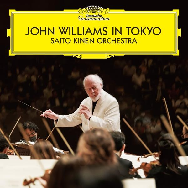 Albumcover mit John Williams, der ein Orchester in Tokio dirigiert, mit gelbem Text.