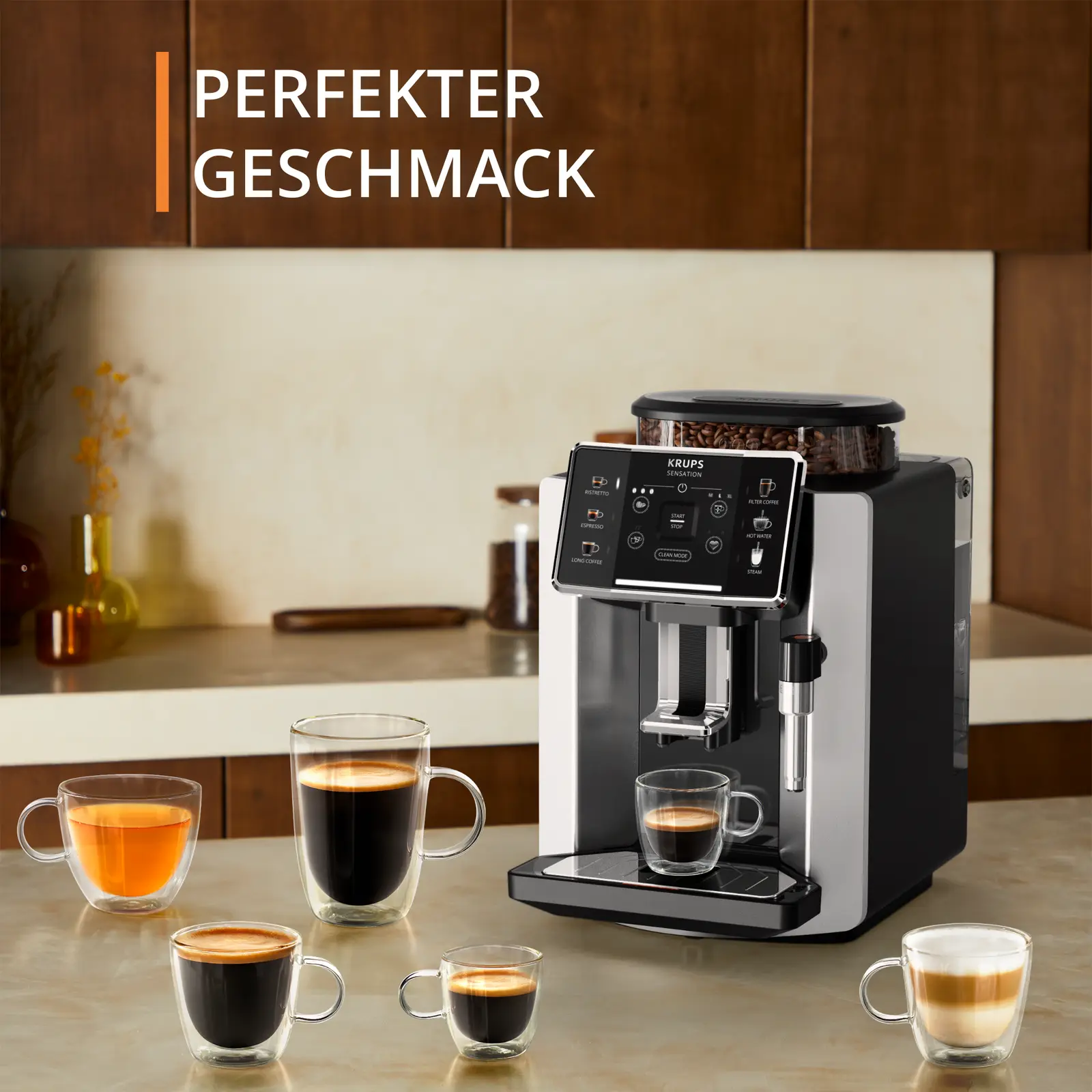 Kaffeemaschine mit Kaffeetassen auf einer Arbeitsplatte. Im Hintergrund eine Küchenumgebung.