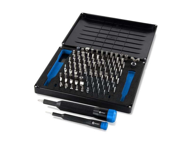 Set di utensili con punte per cacciavite multiple e due manici neri. Custodia nera.