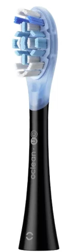 Zbliżenie na główkę szczoteczki elektrycznej z niebieskim i białym włosiem.