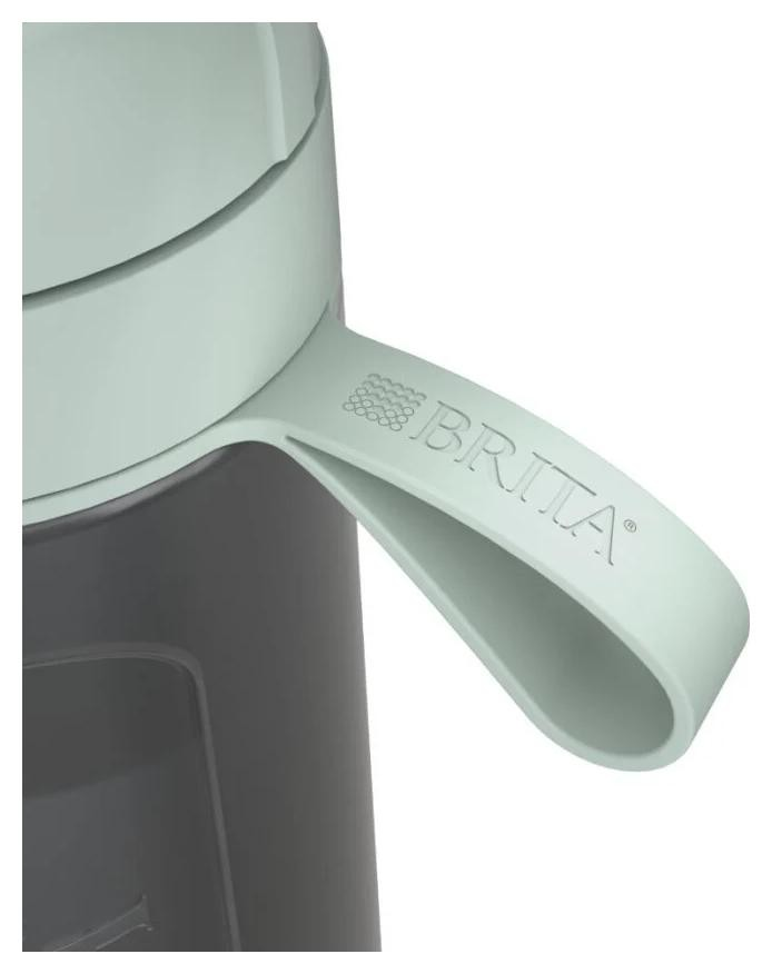 Zbliżenie na butelkę na wodę z szarym korpusem, jasnozielonym uchwytem i logo Brita.