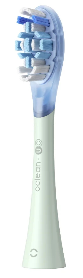 Zbliżenie główki szczoteczki do zębów z niebieskim i białym włosiem.