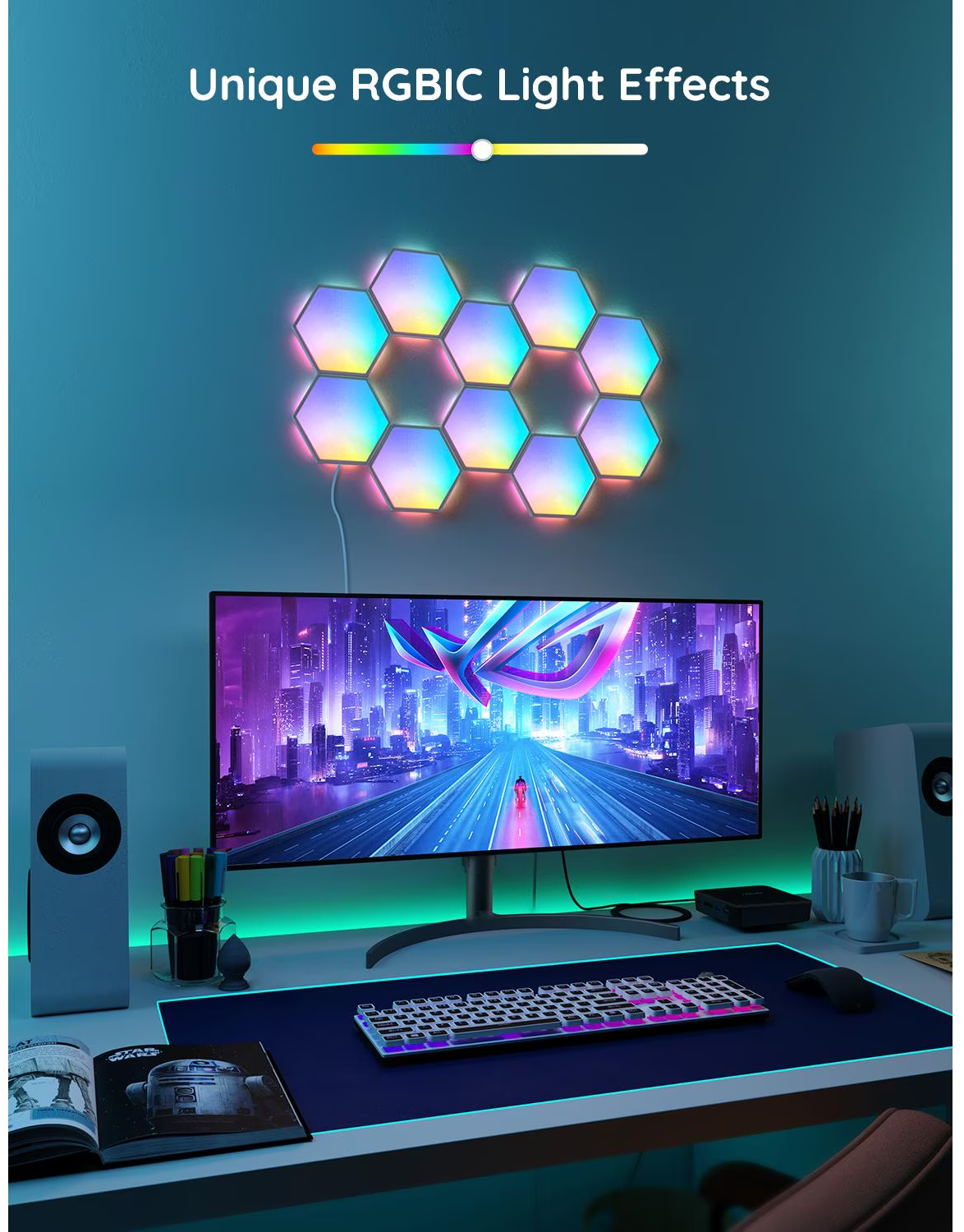 Configurazione scrivania con monitor che mostra luci della città. Luci esagonali, altoparlanti, tastiera e mouse.