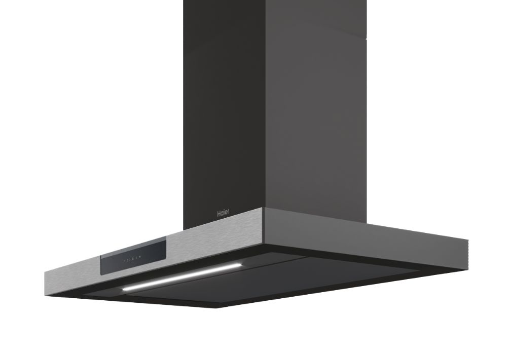 Beyaz arka planda paslanmaz çelik kenarlı, dokunmatik kontrol panelli ve LED aydınlatmalı modern siyah davlumbaz.