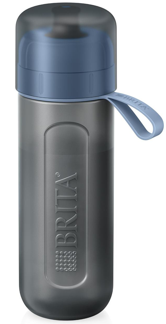 Szara butelka na wodę z niebieską nakrętką i paskiem, z logo Brita.