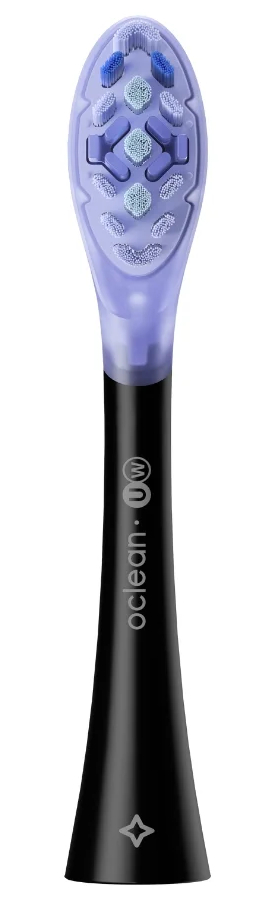 Zbliżenie główki szczoteczki elektrycznej. Ma niebieskie i białe włosie oraz czarny uchwyt.