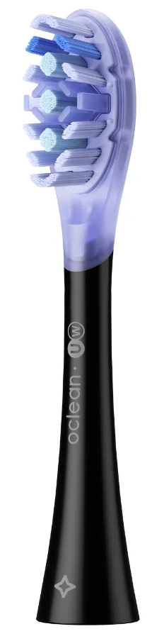 Zbliżenie czarnej główki szczoteczki do zębów z niebieskim i białym włosiem.