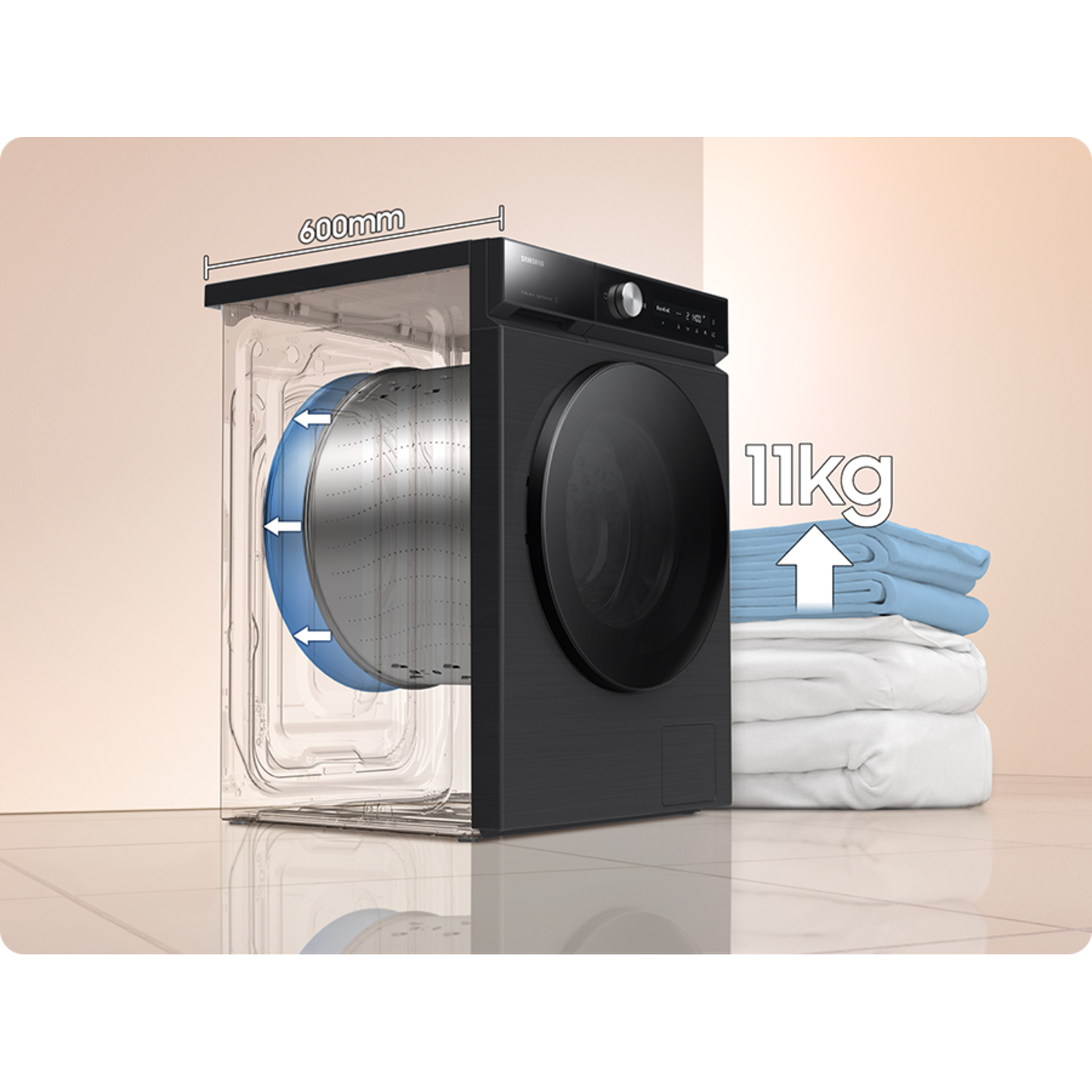 Een zwarte wasmachine met een open deur, met de trommel en een stapel kleding.