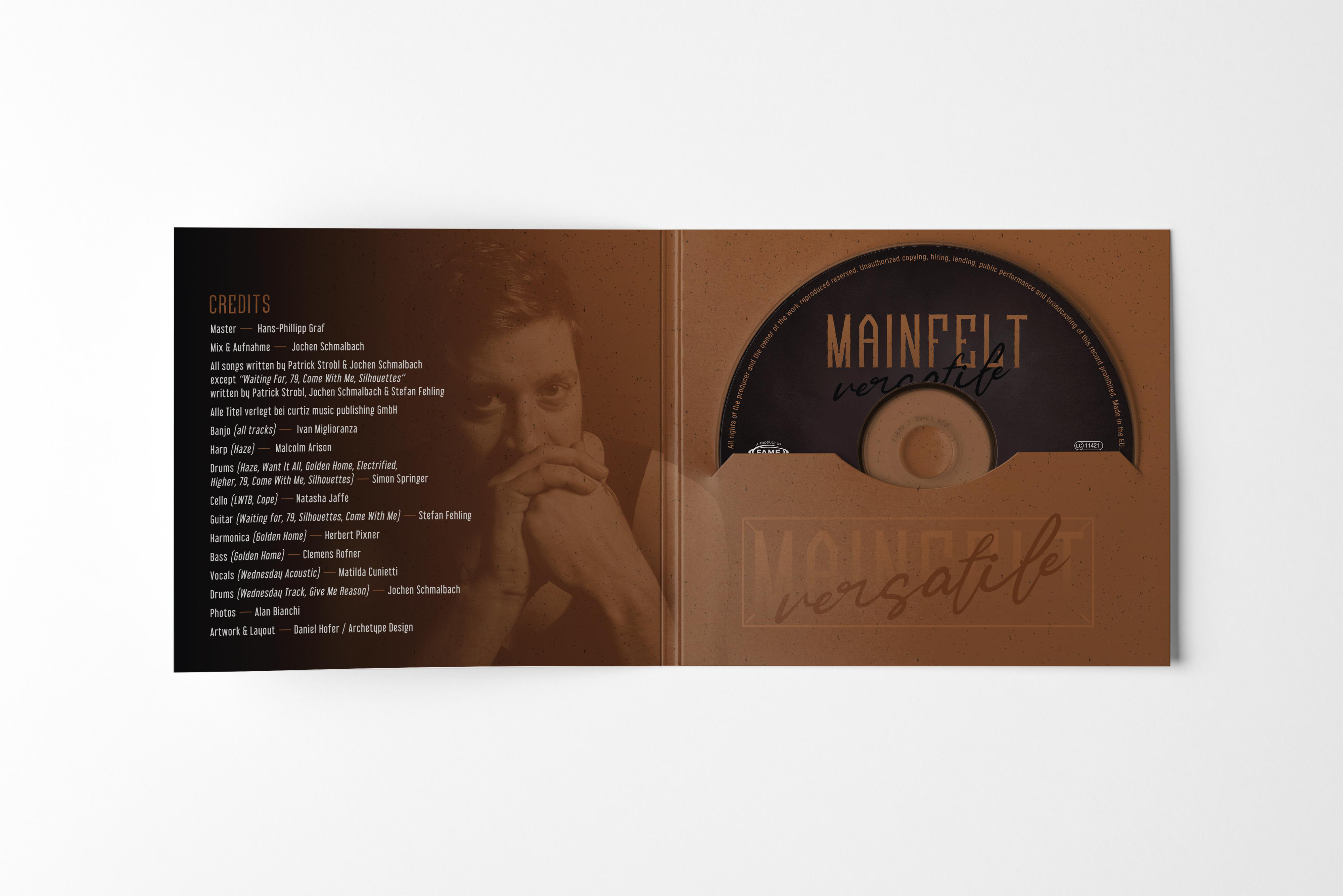 Geöffnete CD-Hülle, zeigt CD und Credits mit einem Männerporträt.