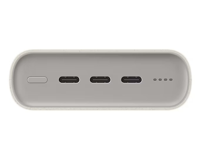 Eine hellgraue Powerbank mit drei USB-C-Anschlüssen und Betriebsanzeigeleuchten.