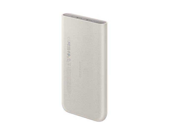 Eine cremefarbene Powerbank mit Samsung-Branding, schräg gestellt, um die Seite zu zeigen.