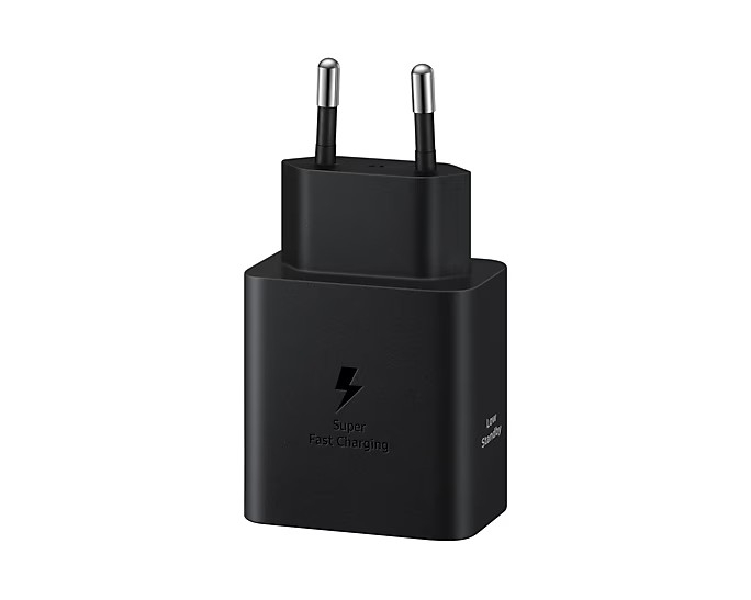Schwarzes Samsung-Ladegerät mit zwei Stiften. Es hat das Super Fast Charging-Logo und den Text Low Standby.