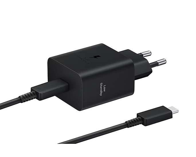 Schwarzes Ladegerät mit Kabel, weißer Hintergrund.