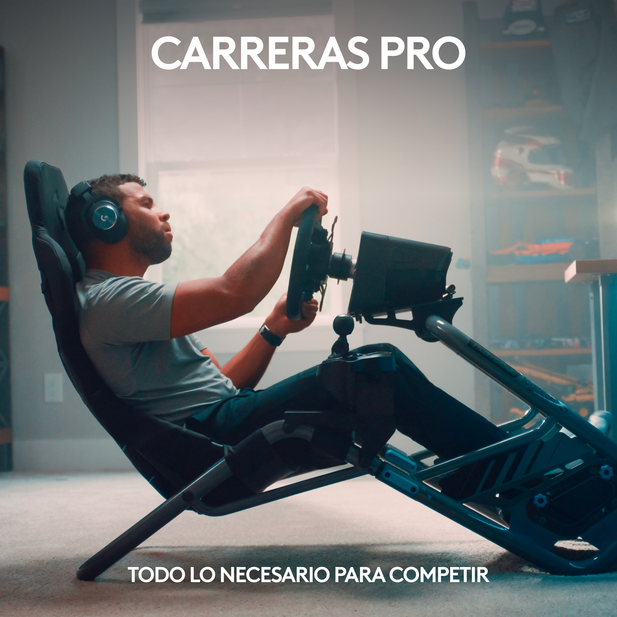 Hombre con auriculares jugando un juego de carreras con un volante.