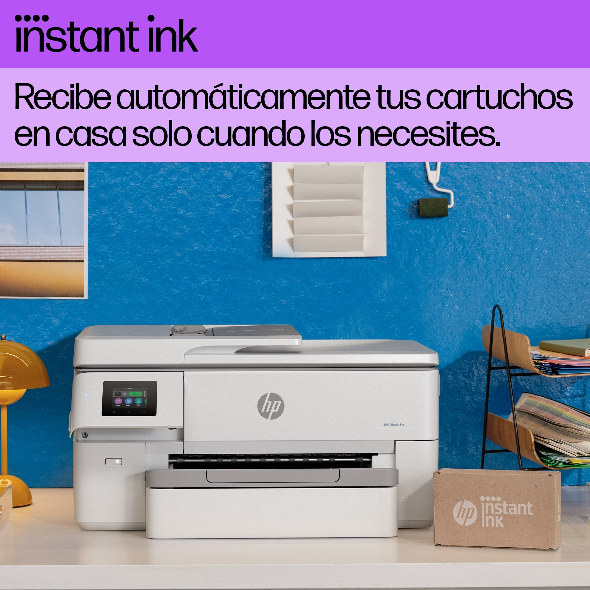 Impresora HP blanca con caja, texto en español sobre fondo azul.