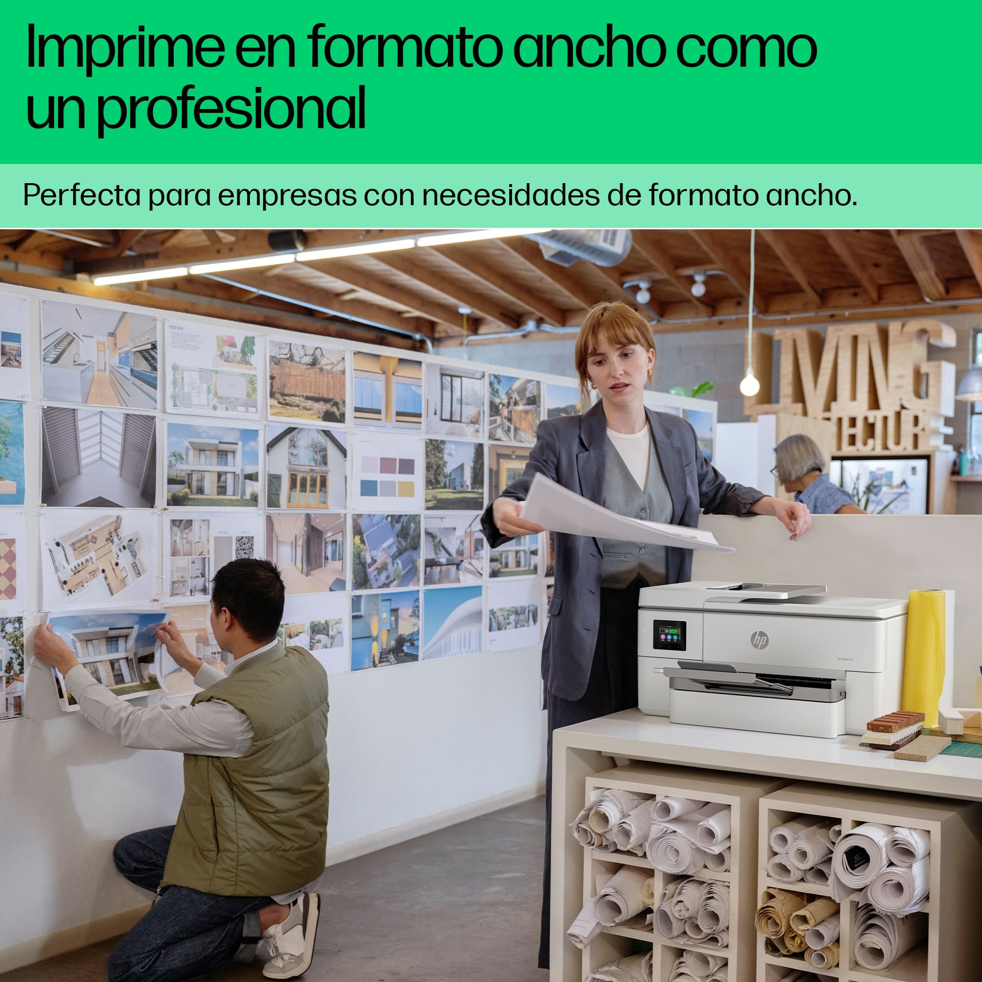 Mujer y hombre mirando impresiones cerca de una impresora. Documentos en una pared. Impresora blanca sobre una mesa.