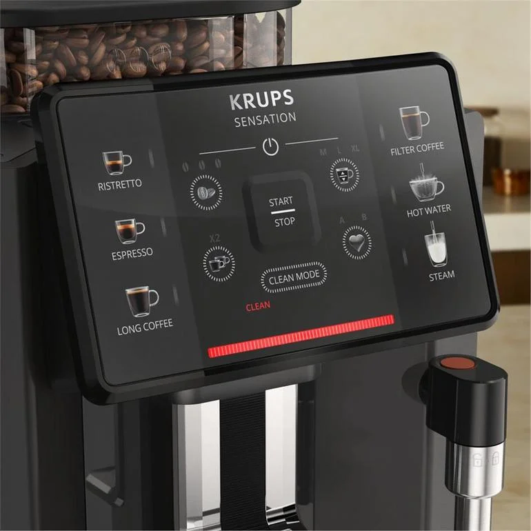 Düğmeler ve ekranlı Krups Sensation kahve makinesi.