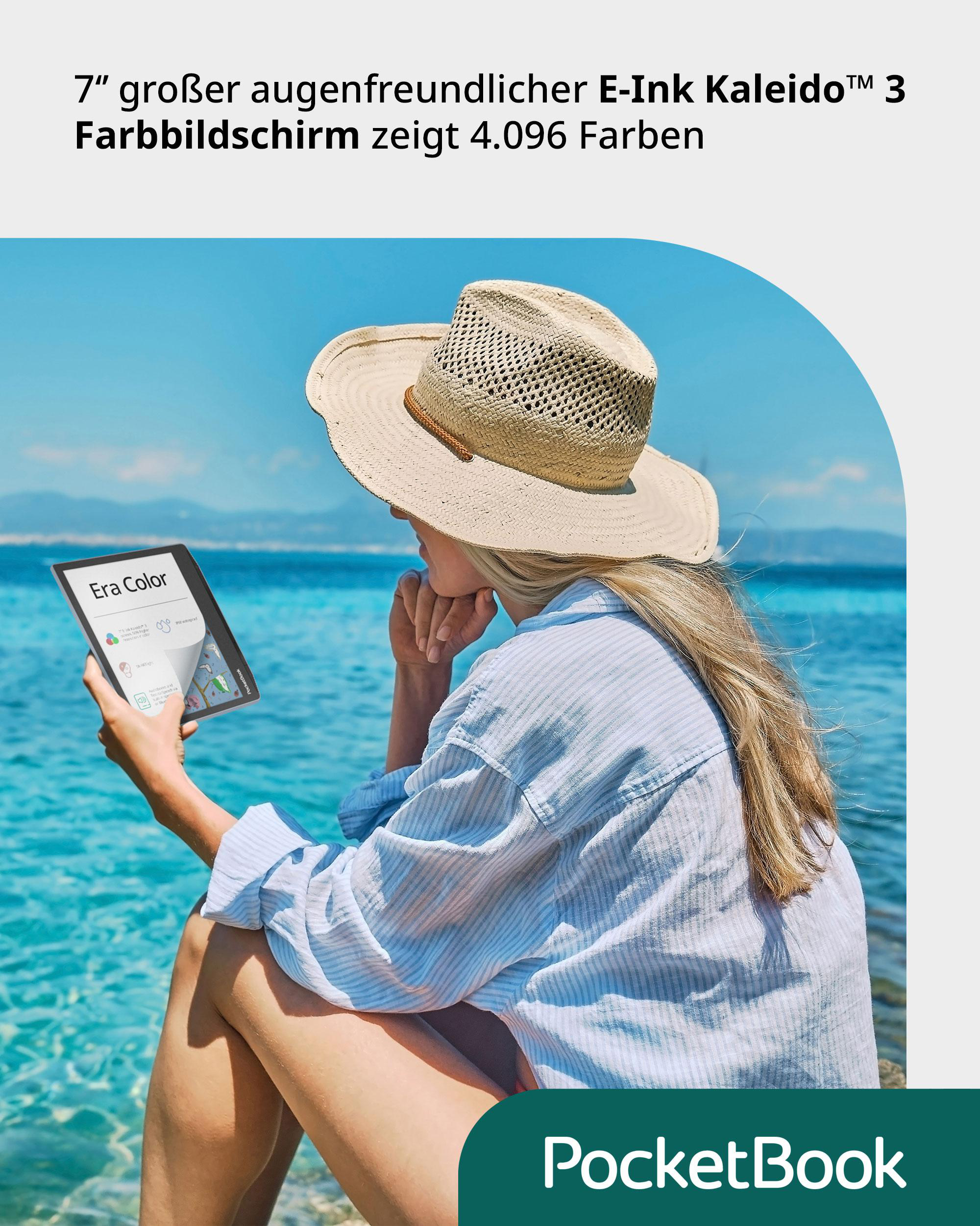 Eine Frau liest einen E-Reader am Strand, das Gerät zeigt eine farbenfrohe Anzeige.