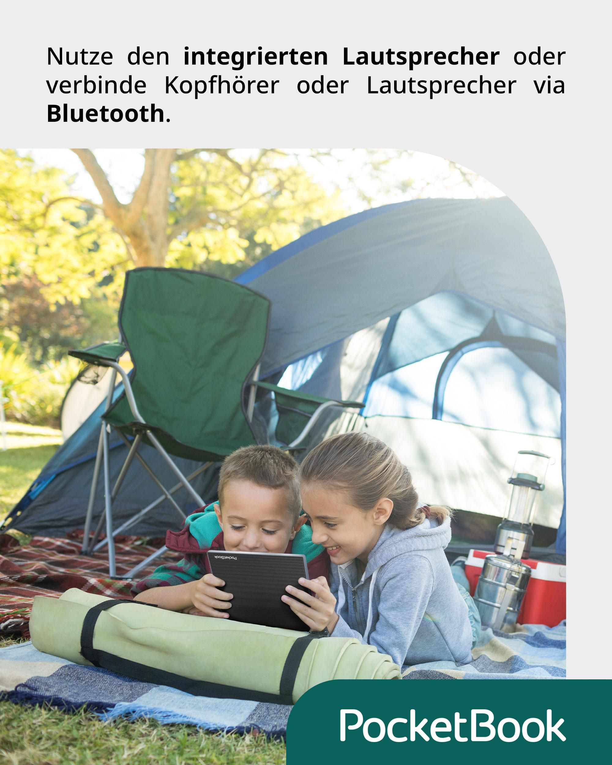 Zwei Kinder benutzen einen PocketBook E-Reader, während sie auf einer Decke in der Nähe eines Zeltes liegen.