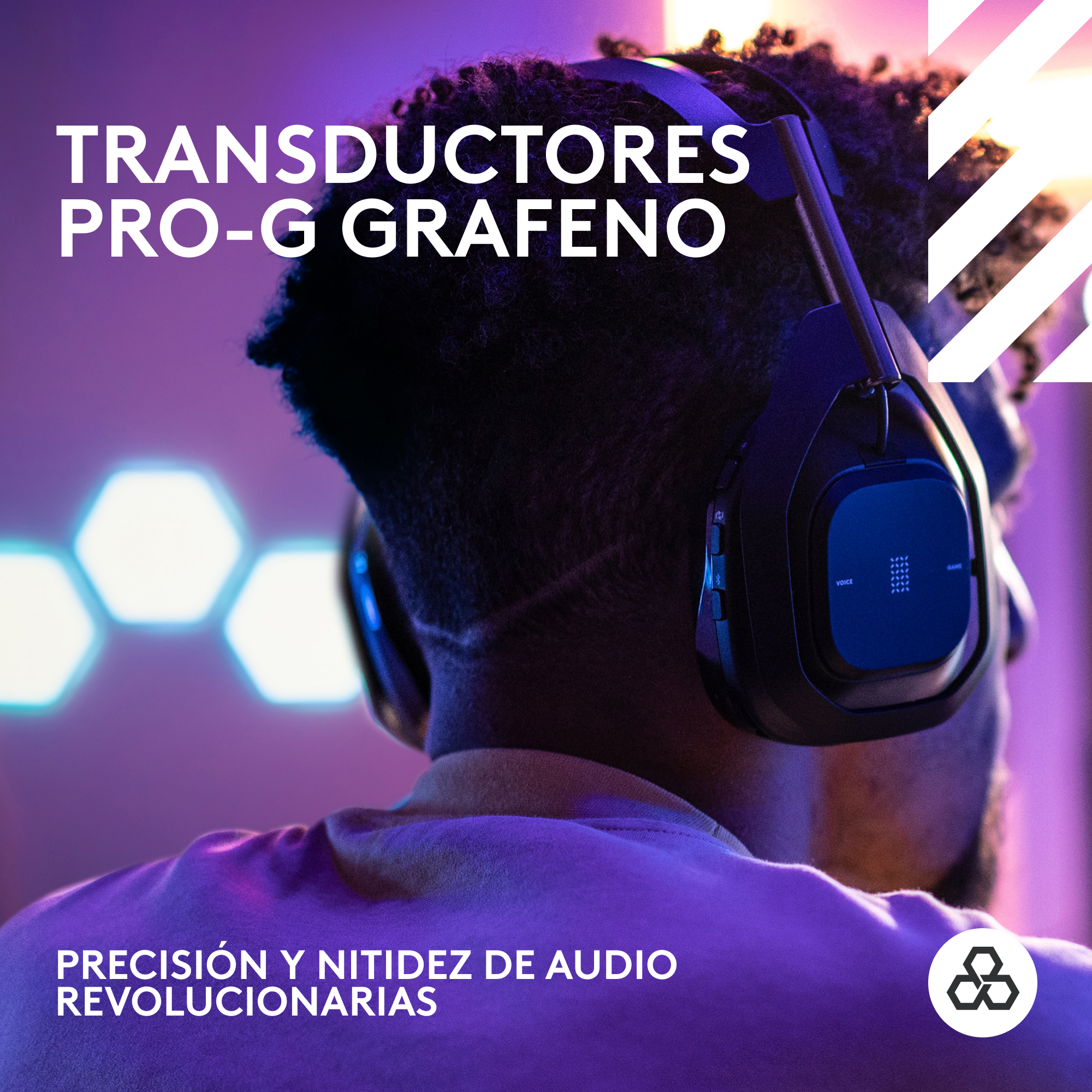 Persona con auriculares negros, texto arriba y abajo, y fondo con luces de neón.