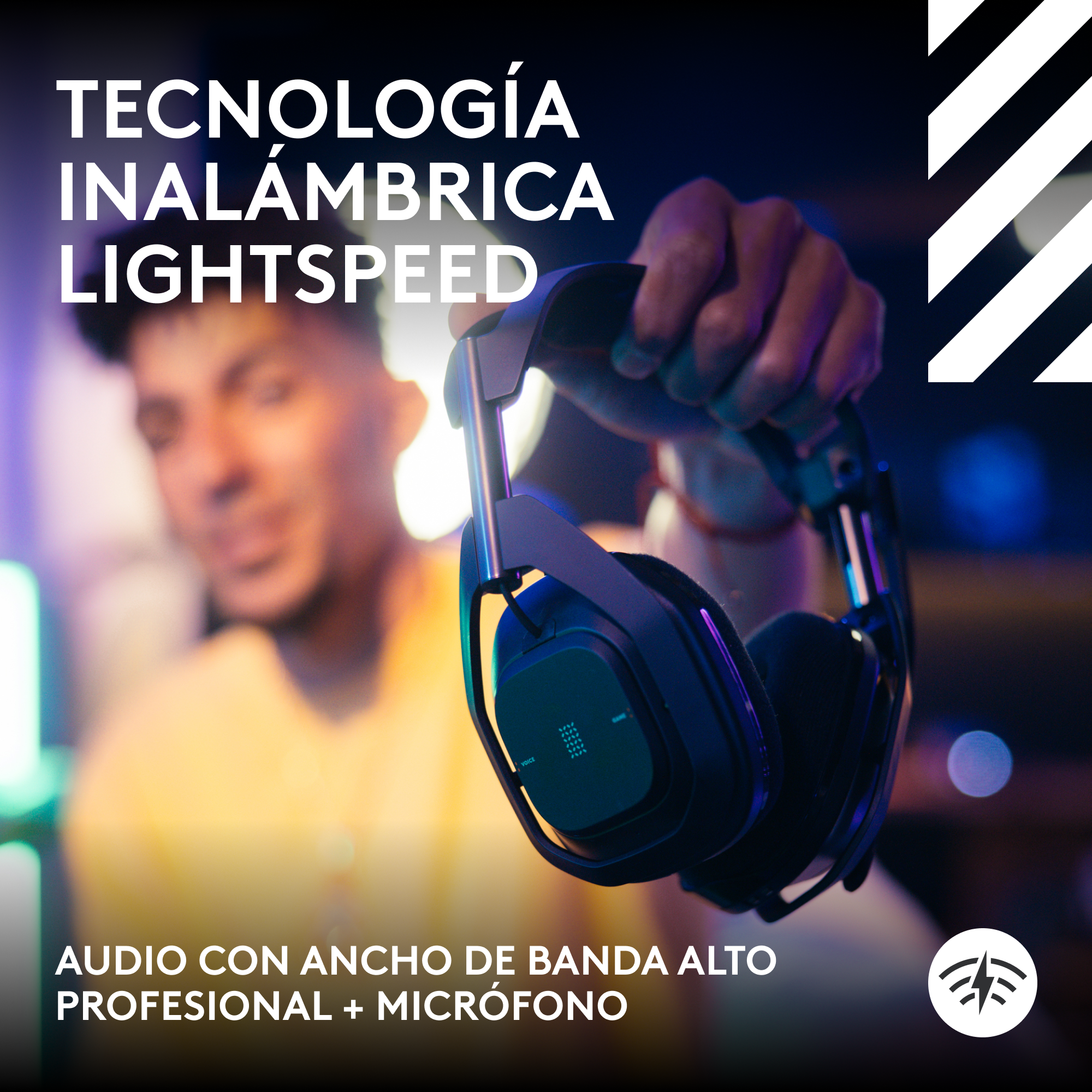 Persona sosteniendo auriculares negros, con texto sobre tecnología inalámbrica.