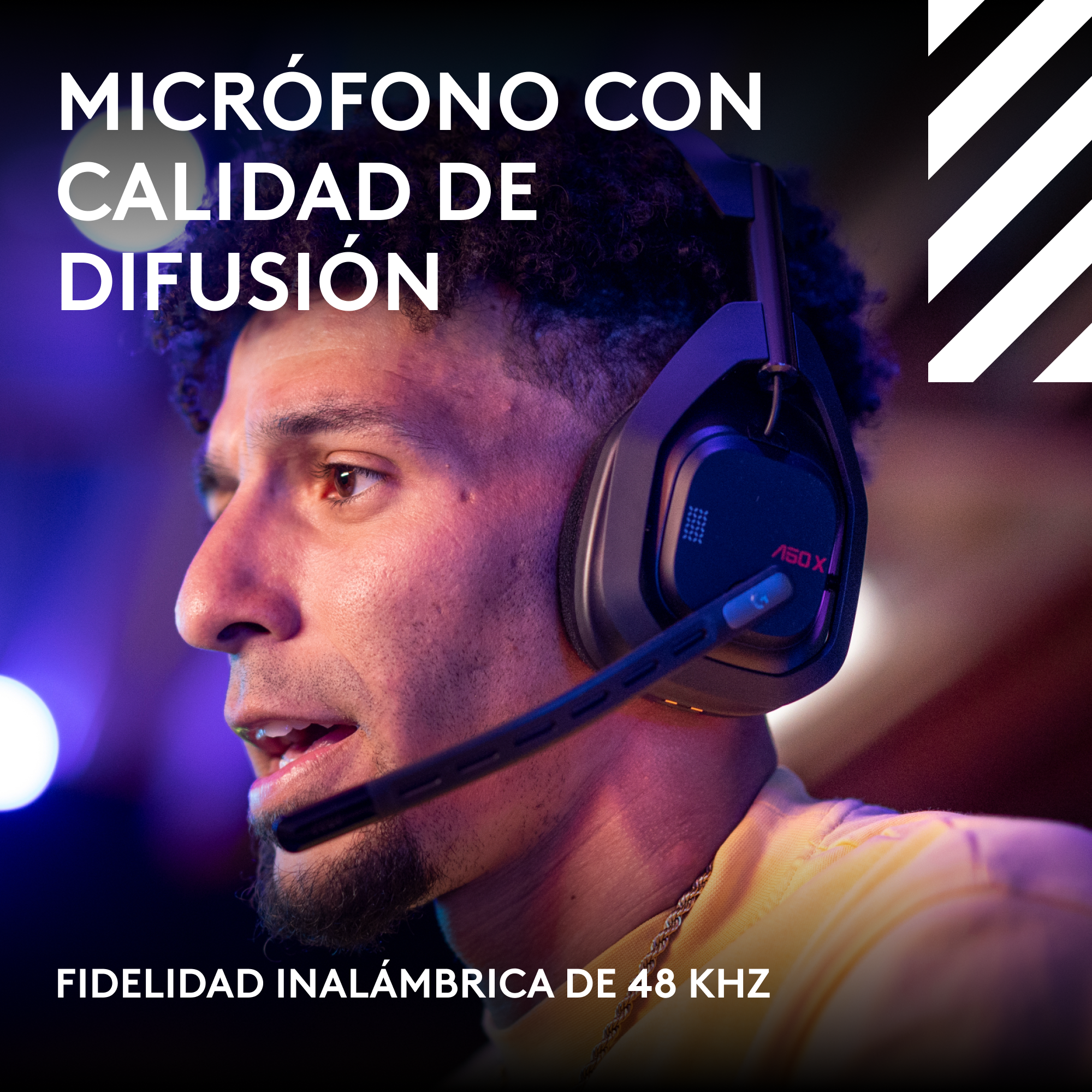 Hombre con auriculares y micrófono. Texto: Micrófono con calidad de transmisión y fidelidad inalámbrica de 48 kHz.