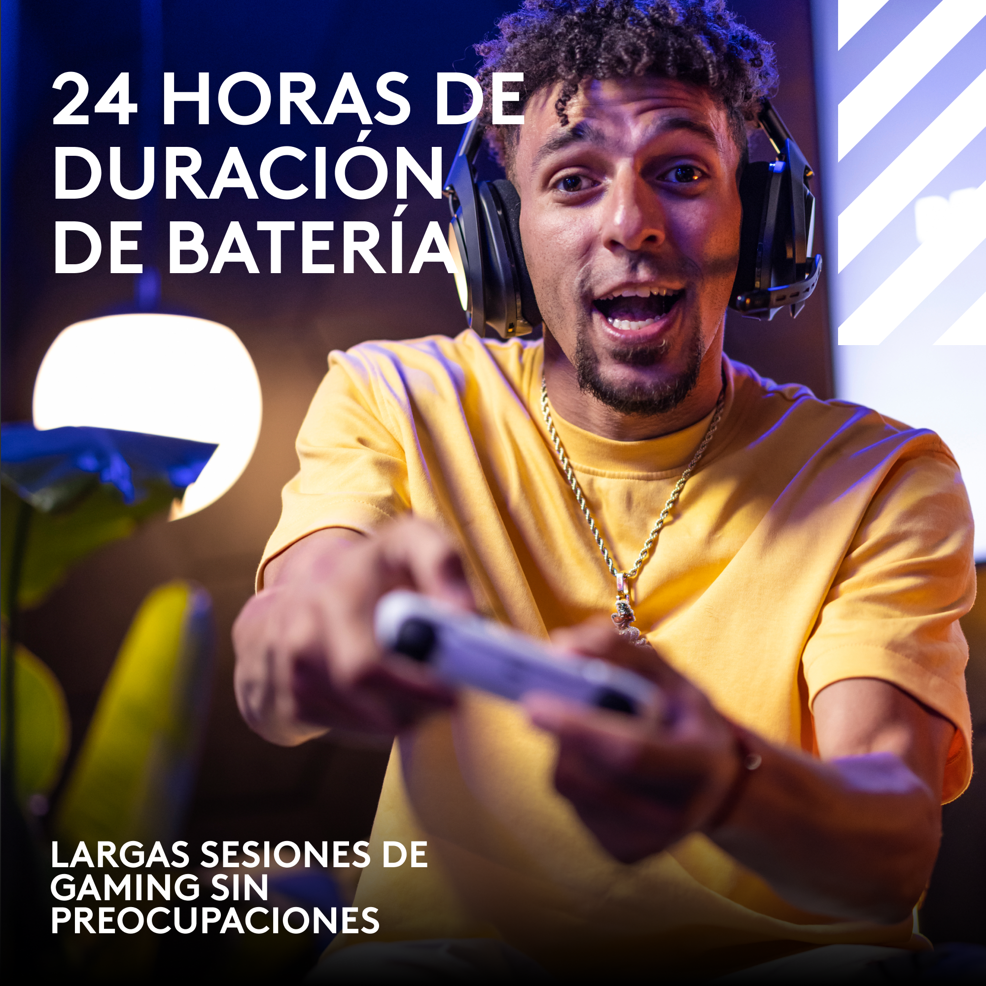 Un hombre jugando un videojuego con un mando, usando auriculares.