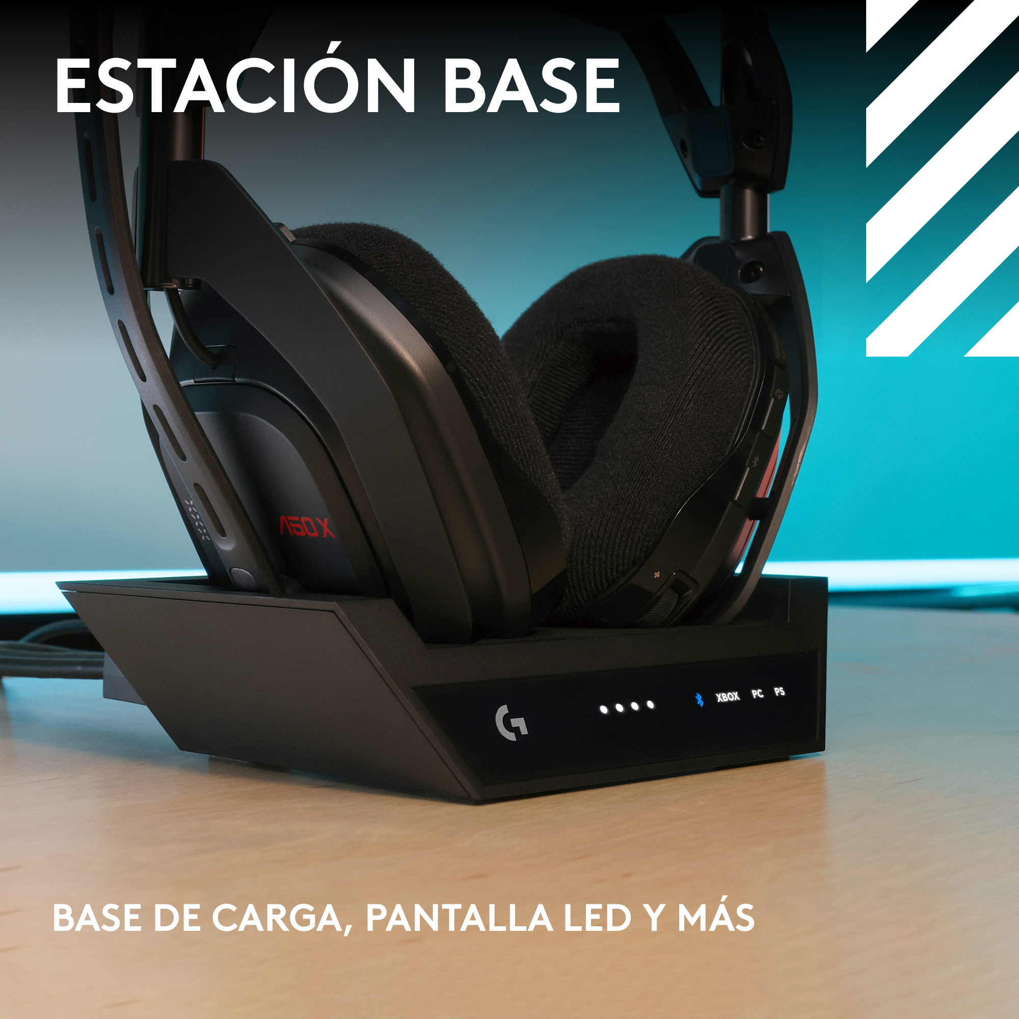 Auriculares gaming negros sobre una base negra. La base tiene luces indicadoras LED. El fondo es azul y blanco.