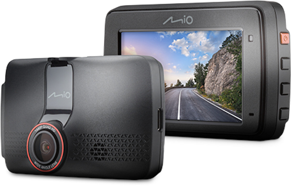 Czarna kamera samochodowa i wyświetlacz z widokiem na drogę z górami.