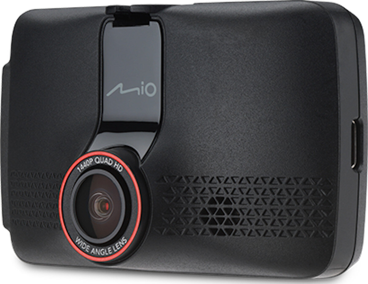 Czarna kamera samochodowa z obiektywem i przyciskami na czarnym tle.