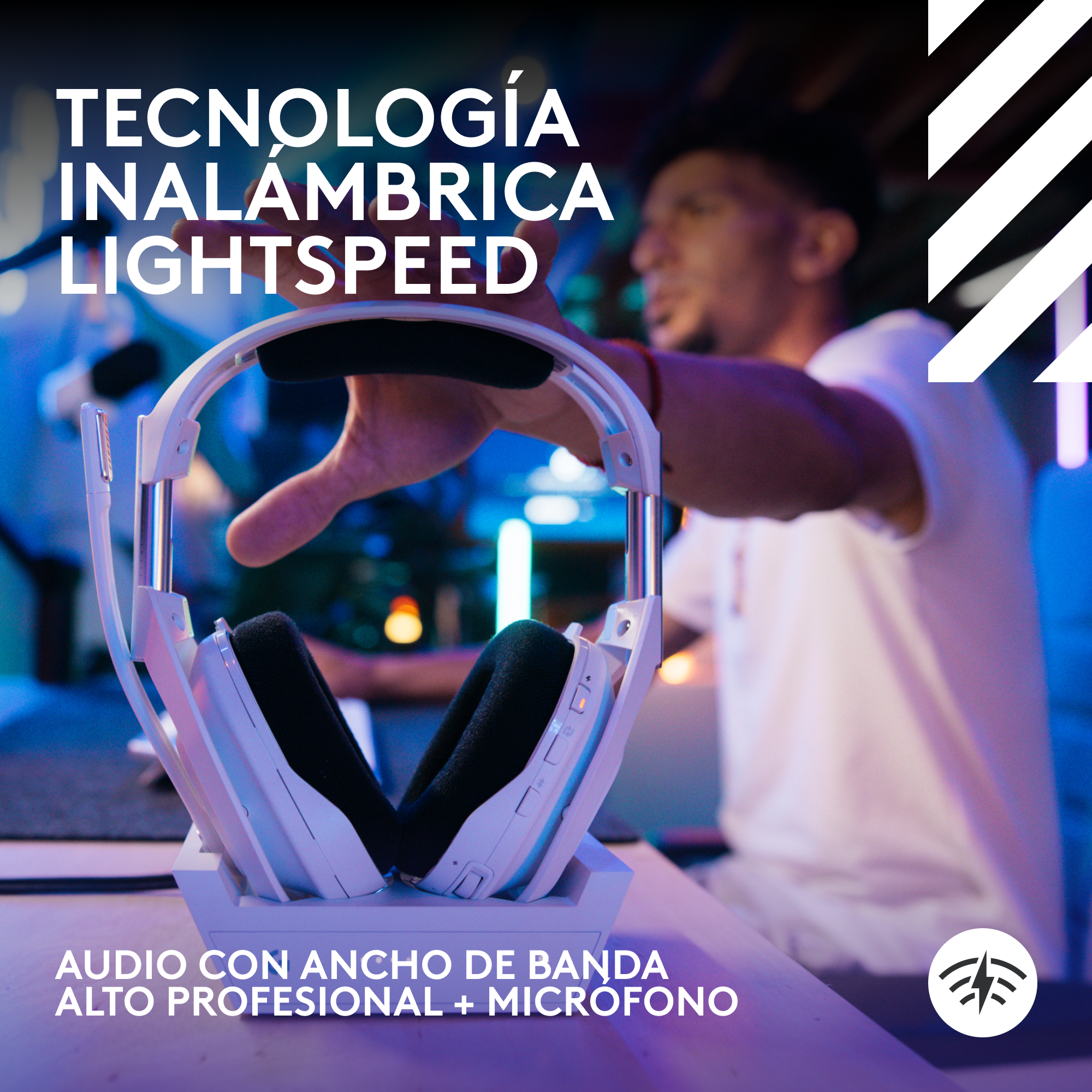 Un auricular de juego blanco en un soporte y una persona en el fondo.