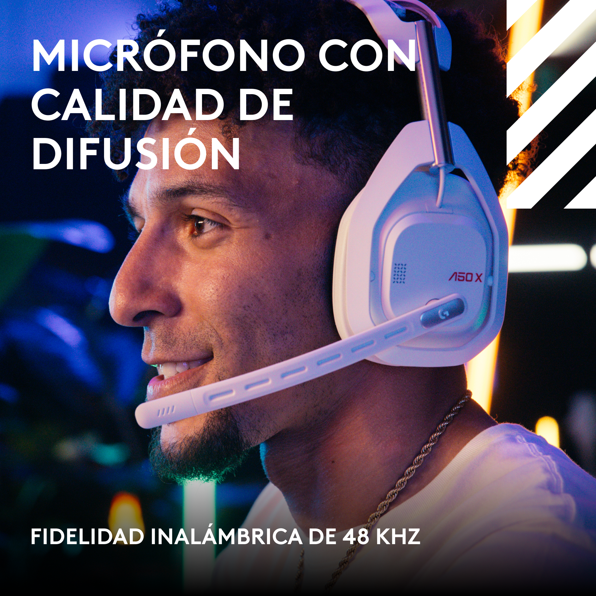 Un hombre con auriculares blancos con micrófono, sonriendo, con superposición de texto.