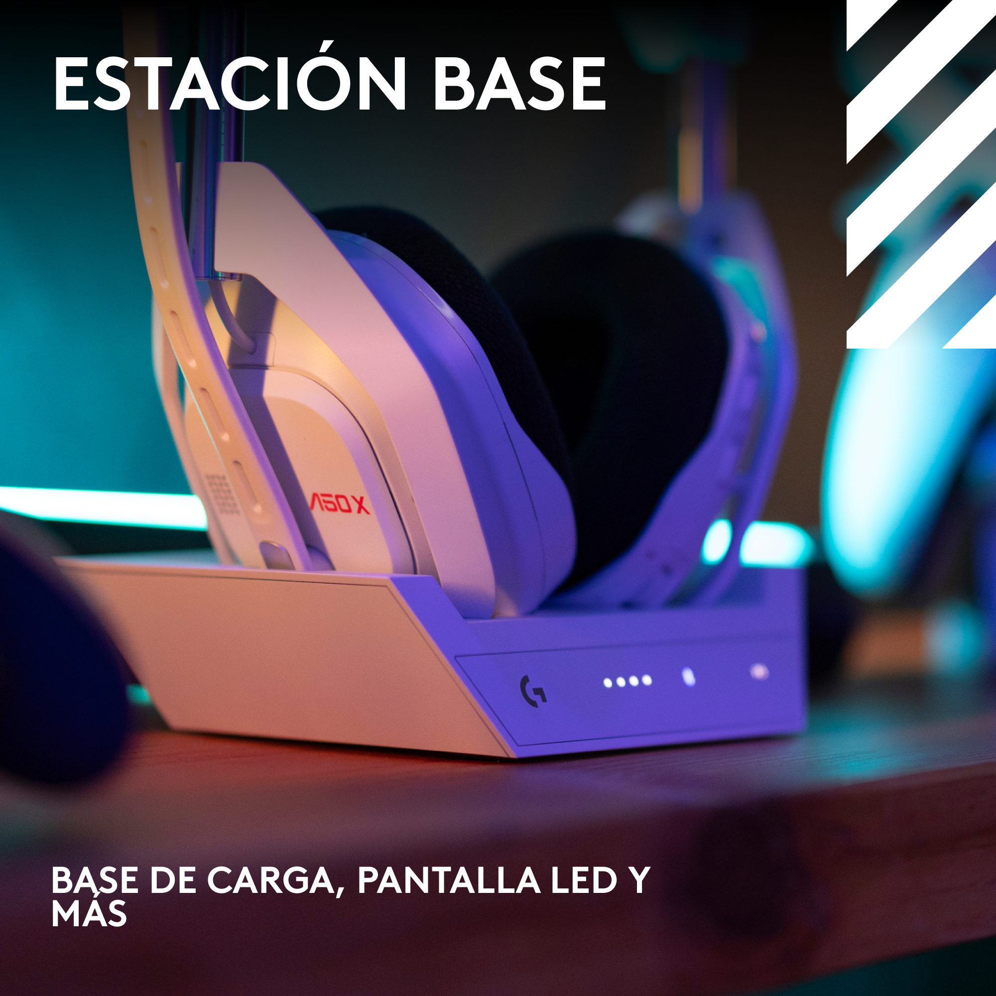 Auriculares gaming en una base de carga. La base tiene luces LED y un logotipo. El texto dice 'ESTACIÓN BASE'.