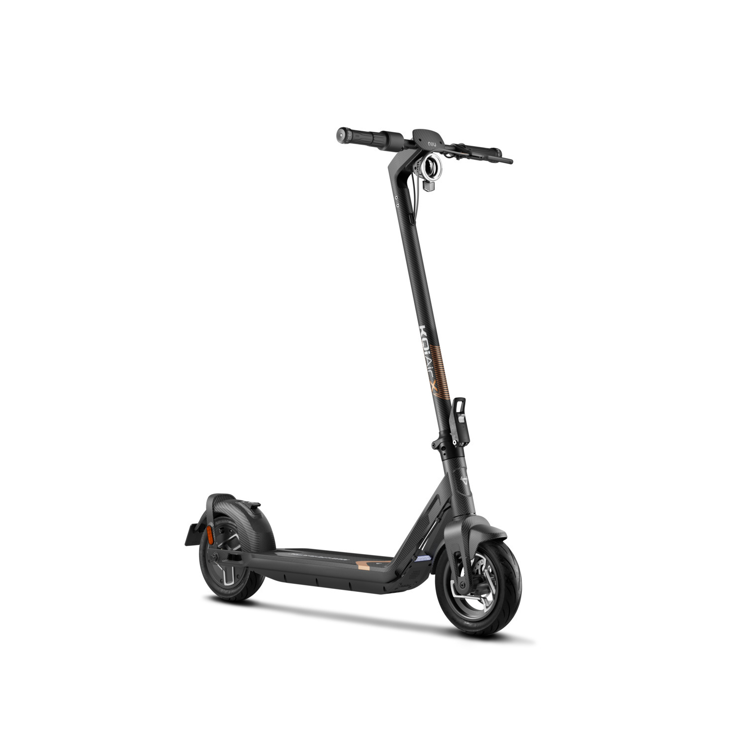 Une trottinette électrique noire et grise sur fond blanc. La trottinette est droite.