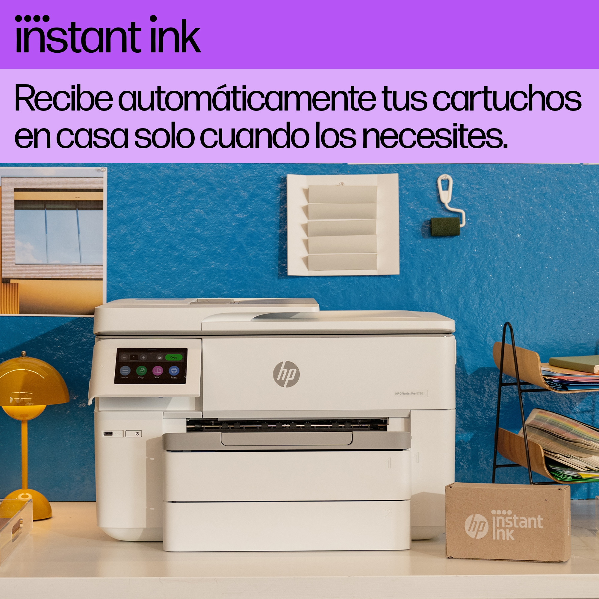 Una impresora HP con texto en español sobre la recepción automática de cartuchos.