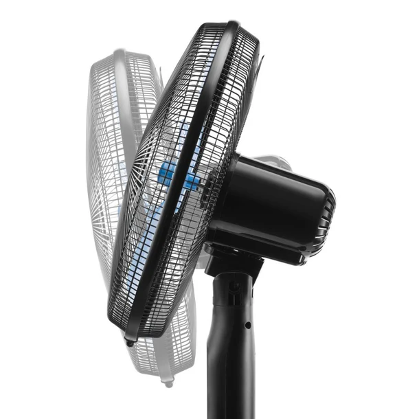 Ventilador oscilante negro, inclinado, mostrando las aspas y la parte trasera.