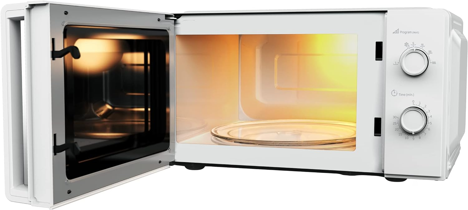 Horno microondas blanco con la puerta abierta. Plato de vidrio dentro, luces encendidas. Aislado en blanco.