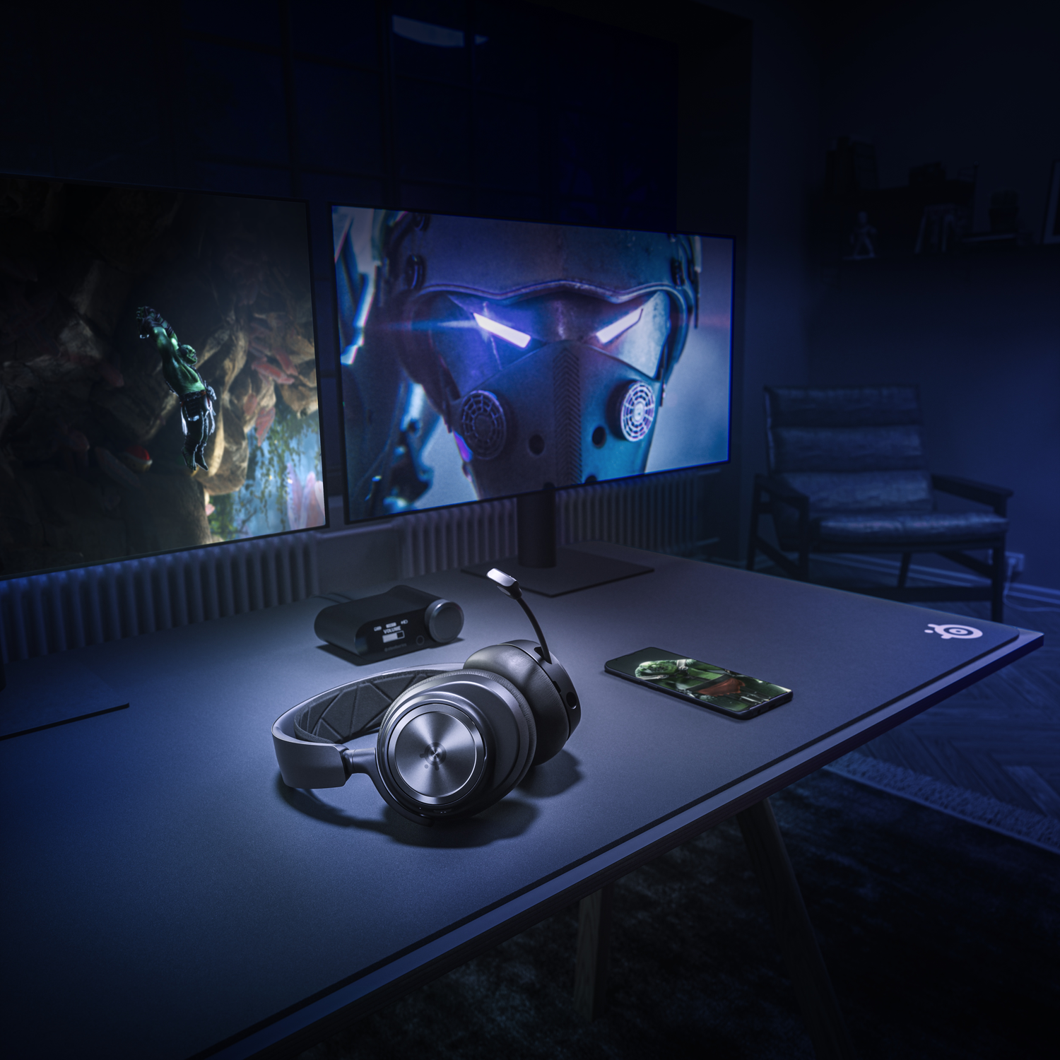 Gamingopstelling met dubbele monitoren, headset en telefoon.
