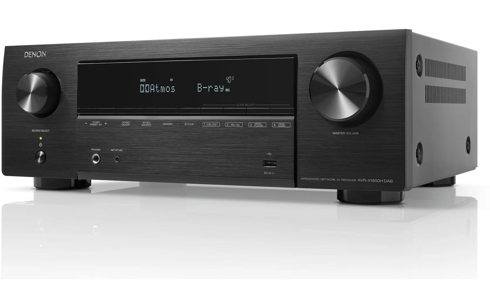 Schwarzer Denon-Receiver mit Tasten und Knöpfen. Zeigt 'Dolby Atmos' auf dem Bildschirm an.