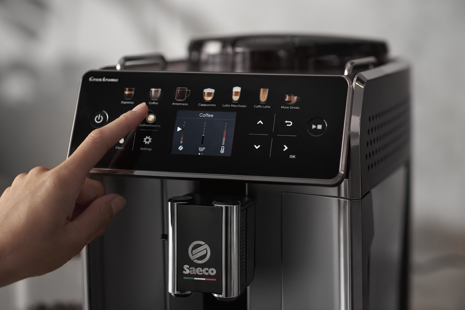 Finger berührt Touchscreen einer Kaffeemaschine mit Kaffeesorten.