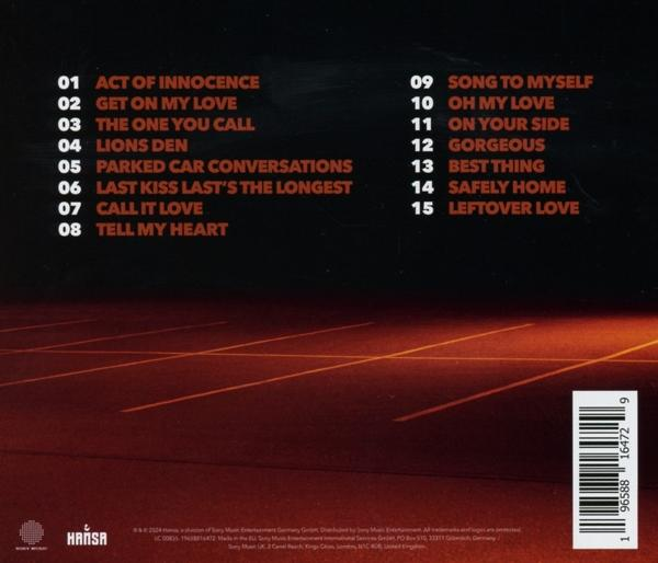 Die Rückseite einer CD mit der Titelliste, dem Künstler und dem Albumtitel. Der Hintergrund ist ein dunkelorangener Farbverlauf.