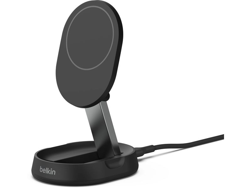 Support de charge Belkin noir et argent. Il possède une base et une surface de charge inclinée.