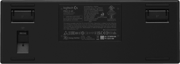 Egy fekete billentyűzet alja, a termékcímkét és a vezeték nélküli dongle-t mutatva.