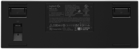 Fekete Logitech Pro X 60 billentyűzet, alja látható. Különféle címkék és termékinformációk láthatók.
