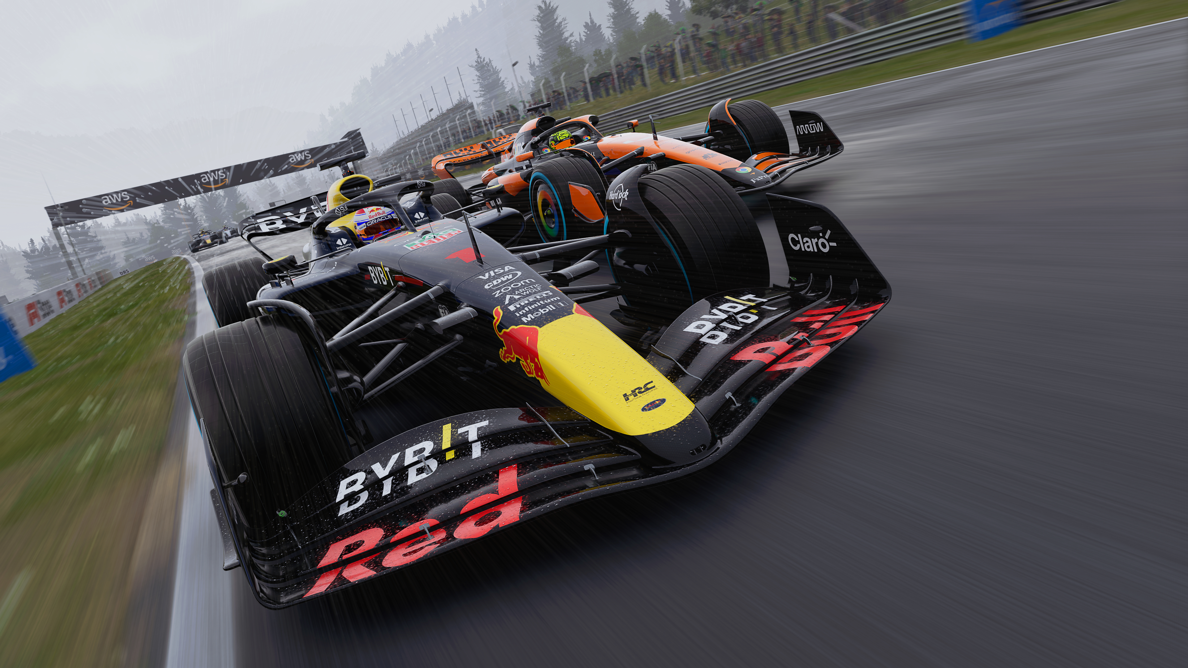 Zwei Formel-1-Autos rasen auf nasser Strecke, Nahaufnahme, Action-Aufnahme.