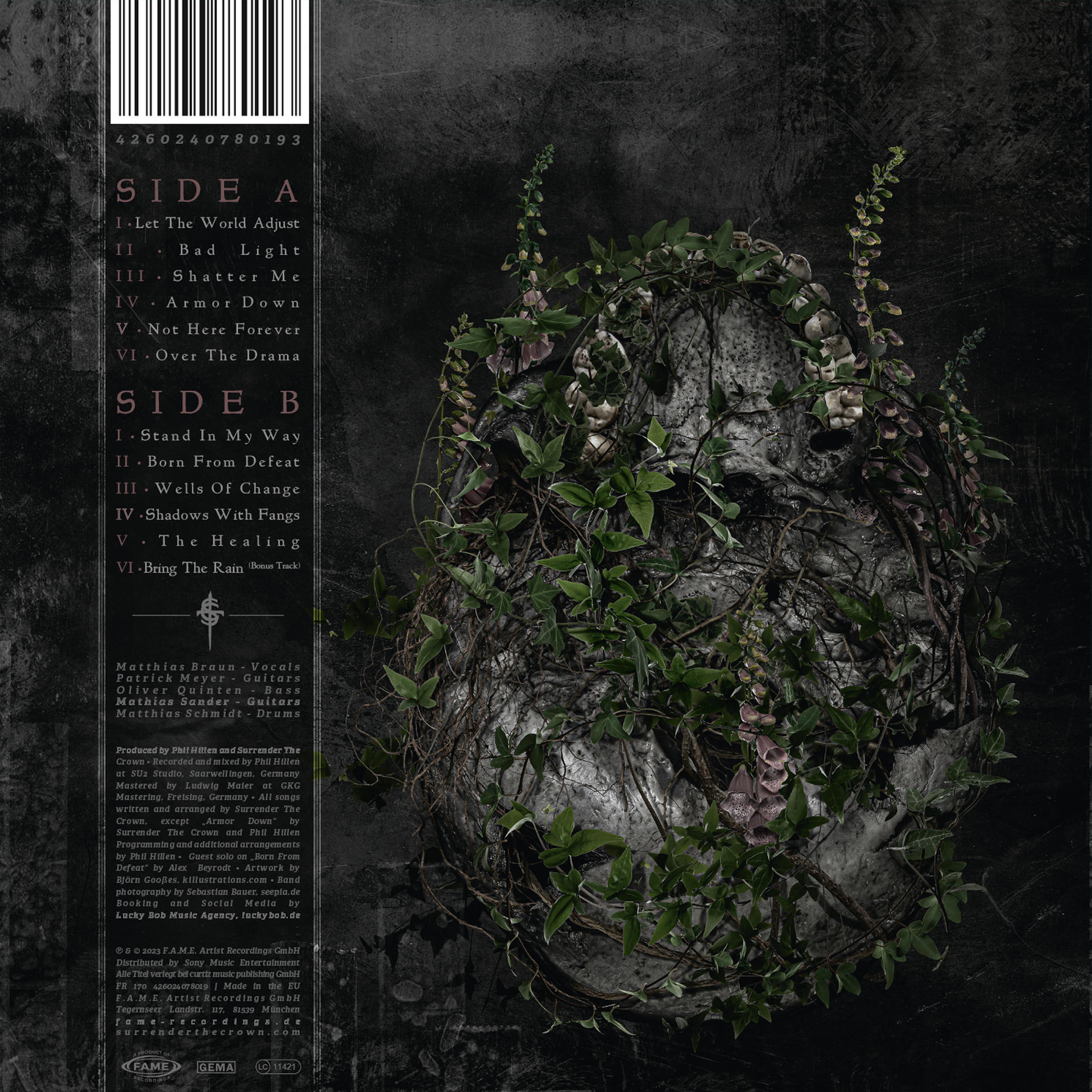 Albumcover mit einem steinernen Schädel, der mit Pflanzen bedeckt ist, Trackliste und Bandinformationen.