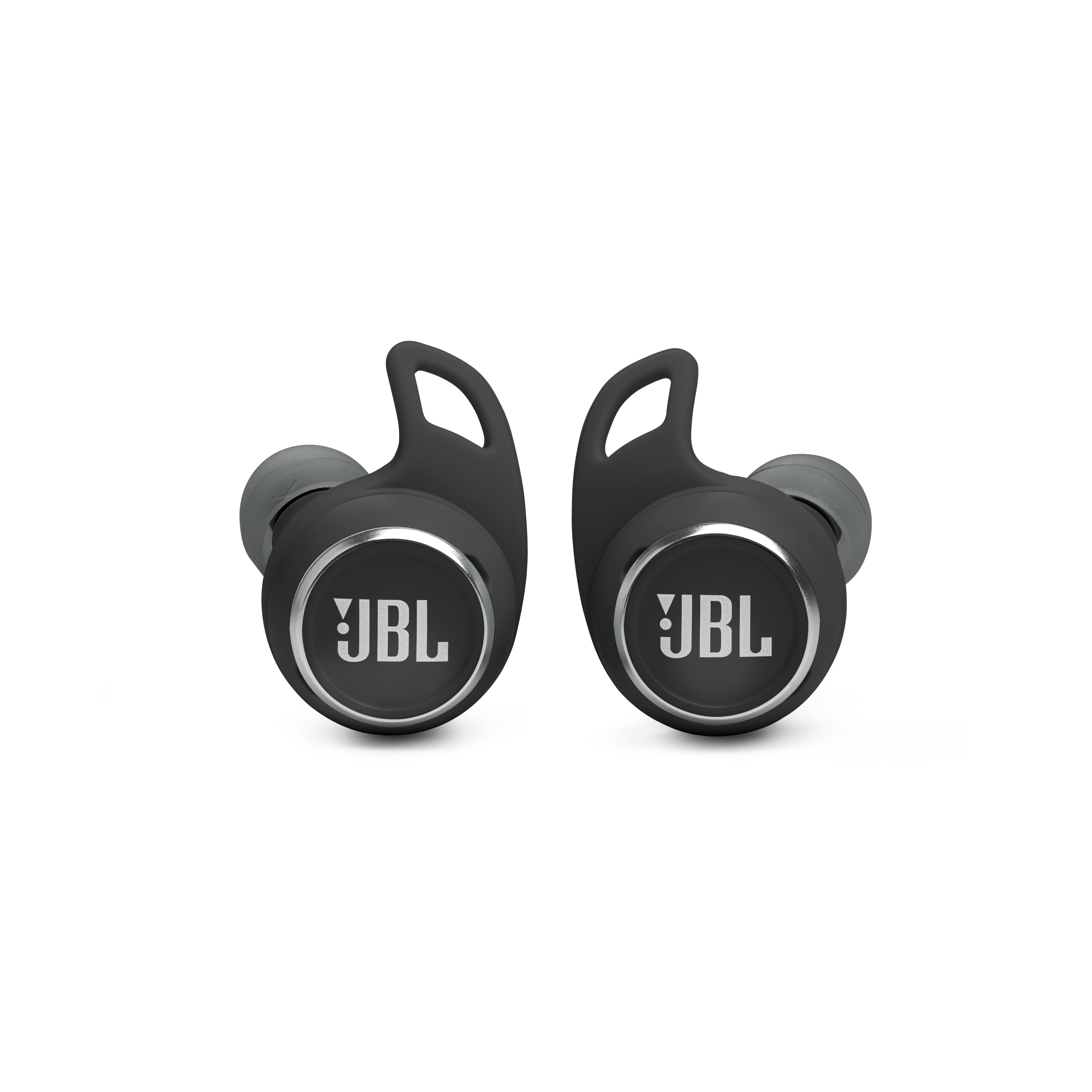Zwei schwarze JBL-Ohrhörer, die das JBL-Logo auf jedem Ohrhörer zeigen.