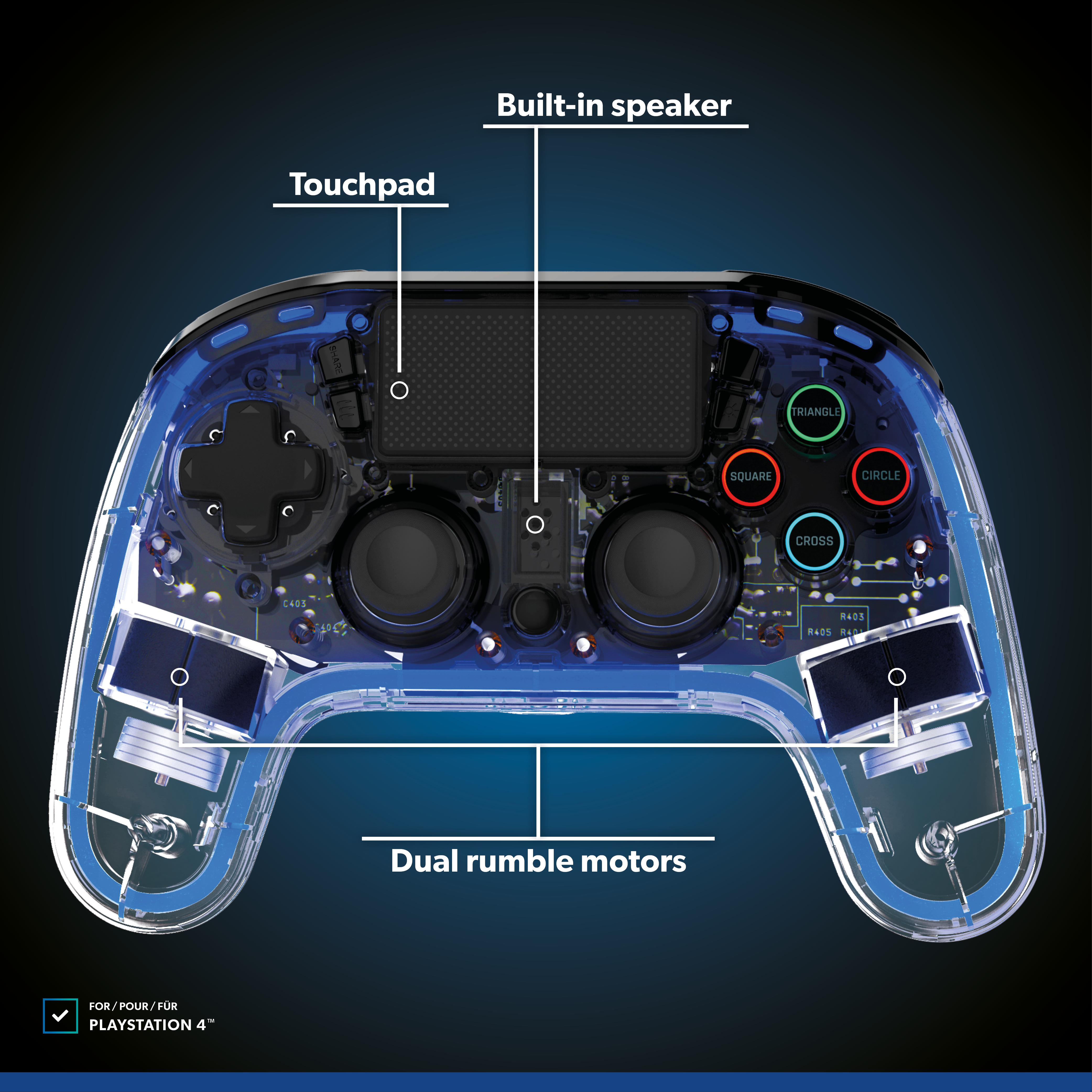 Transparenter blauer Gamecontroller mit Knöpfen und beschrifteten Teilen auf dunklem Hintergrund.